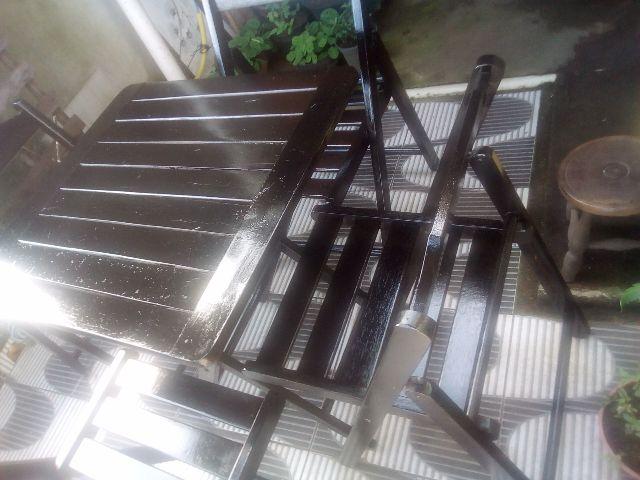 Jogo de mesa e cadeiras em madeira