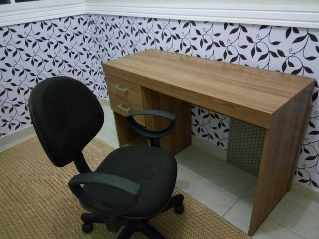 Mesa de escritório e cadeira