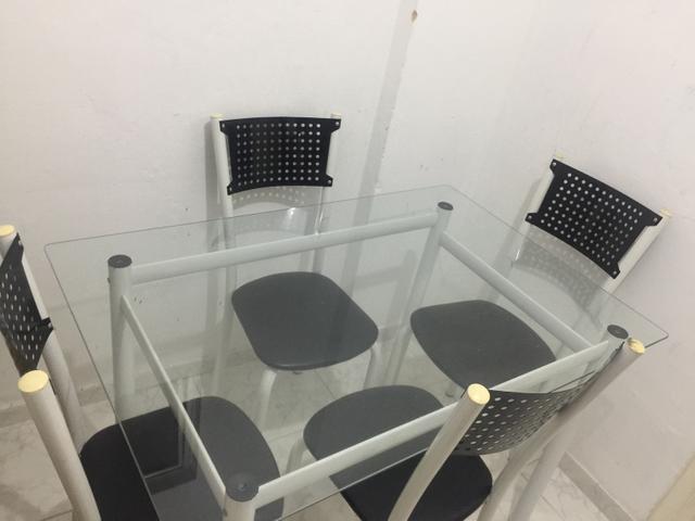 Mesa pequena de vidros com 4 cadeiras