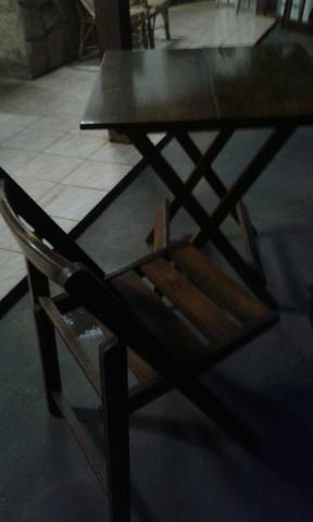 Mesas e cadeiras de madeira