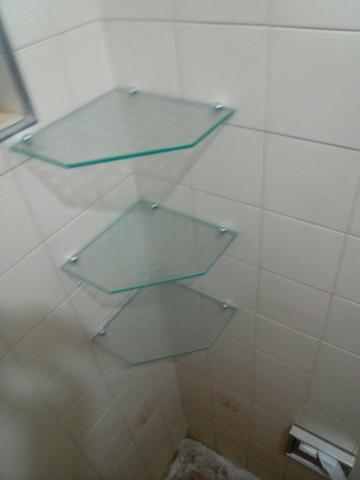 Prateleira de banheiro