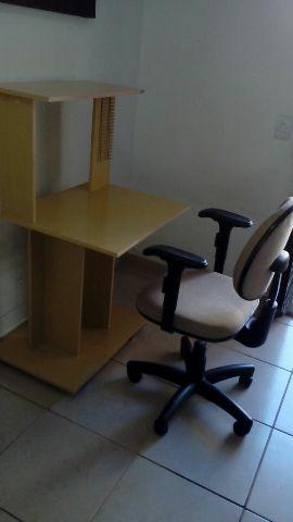 Estante/escrivaninha com cadeira