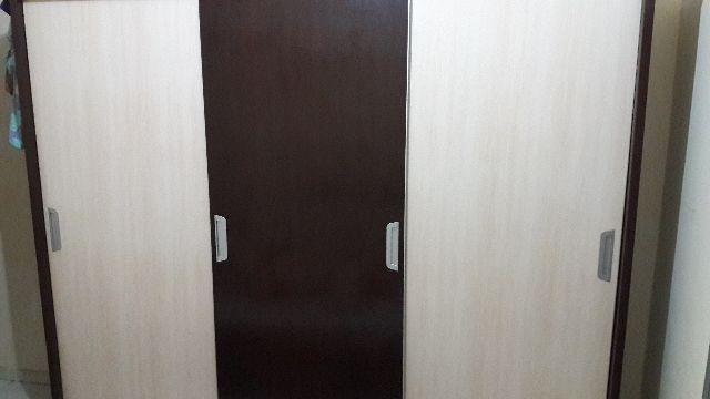 Guarda-roupas, cômoda e mesa de cabeçeira