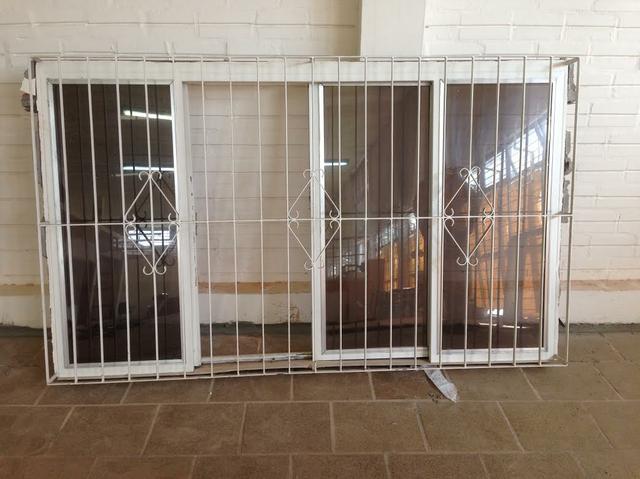 Janela de ferro com grade