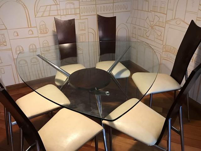 Mesa de jantar com 06 cadeiras