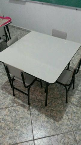Mesa infantil com 4 cadeiras  cada