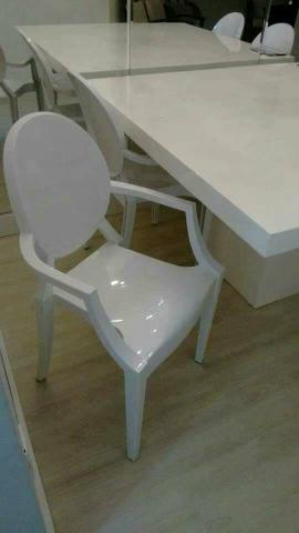 Cadeira Ghost branca com braço