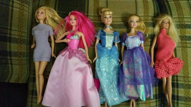 Cinco bonecas barbie mattel