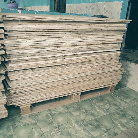 Compensado 12 milímetros. med 1,20 m × 1 metro.