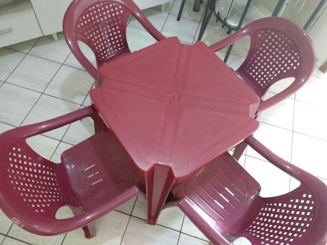 Conjunto de mesa + 4 cadeiras poltrona plástico na cor