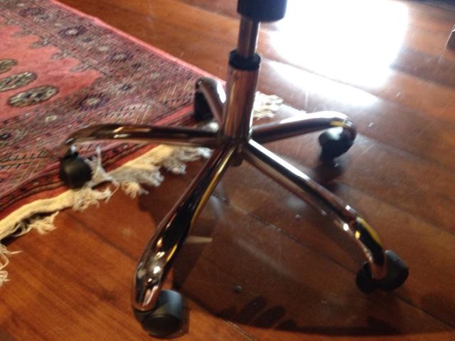 Linda cadeira giratória