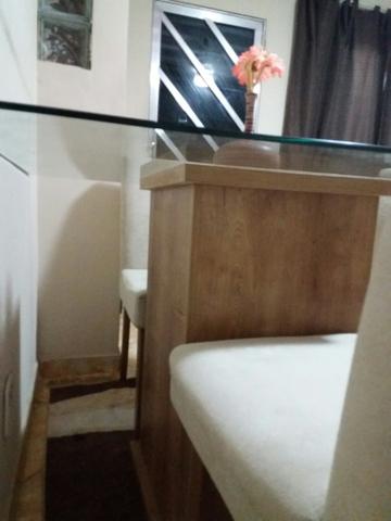 Linda mesa com cadeiras acolchoadas