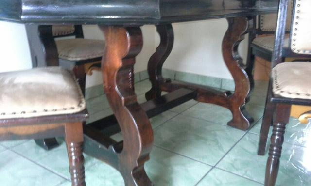 Mesa com 4 cadeiras de madeira