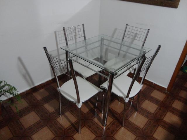 Mesa com tampa de vidro 4 cadeiras de ferro cromado