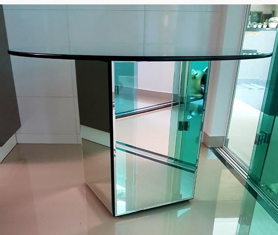 Mesa de vidro redonda com base espelhada