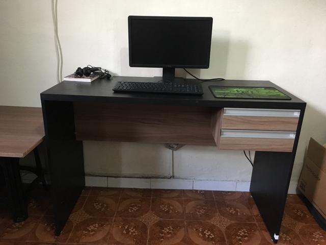 Mesa e cadeira de escritório