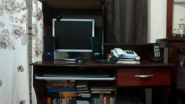 Mesa para computador conservada