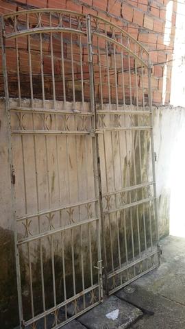 Portão de ferro bem conservada só 300