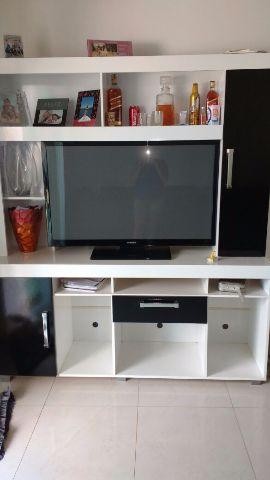 Sofá super novo com estante e tapete