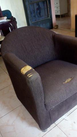 Um sofá 3 lugares, mais uma poltrono