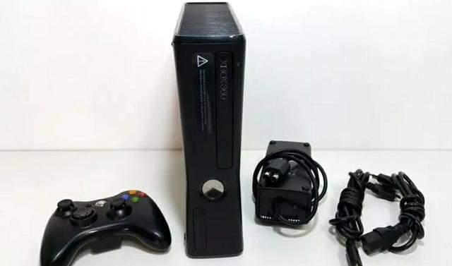 Xbox 360 slim 4GB, 1 Controle Sem Fio e 1 jogo
