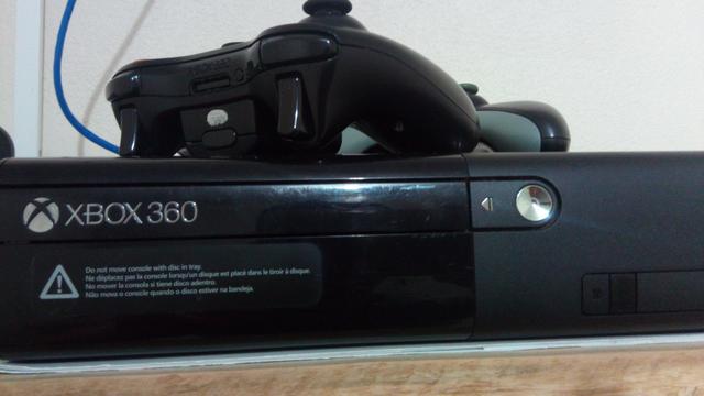 Xbox 360 super slim HD 250 Gb com 2 controles
