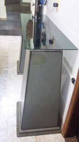 Aparador com pés de ardósia e tampo de vidro