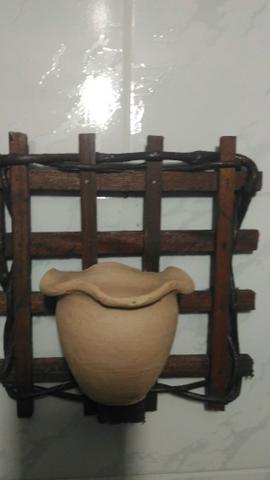 Arranjo suporte de madeira rústica com vaso de cerâmica