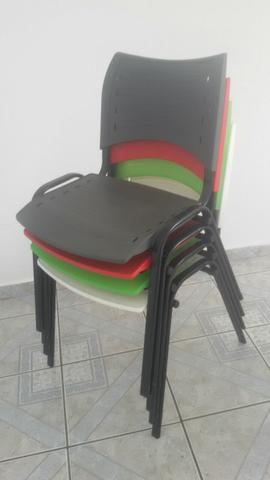 Cadeira plástica colorida