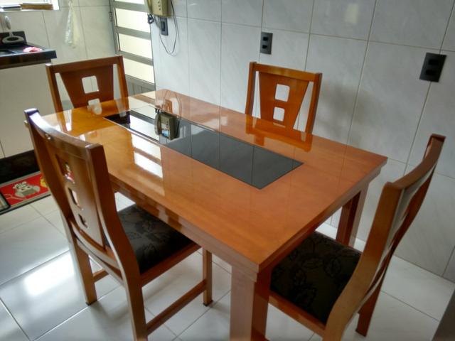 Conjunto de jantar mesa e cadeiras de madeira envernizada
