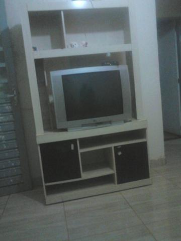 Estante e televisão