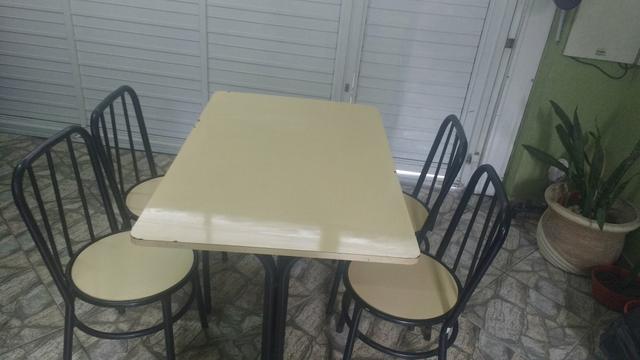 Mesa com 4 cadeiras