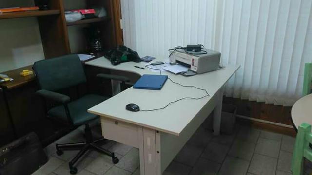 Mesa de escritório em L muito nova