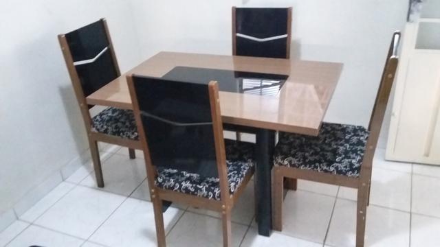 Mesa de jantar com quatro cadeiras acolchoadas