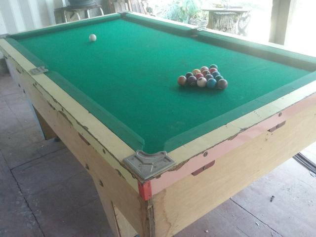 Mesa de sinuca de bar.