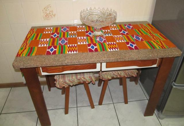 Mesa para cozinha com tampo em granito