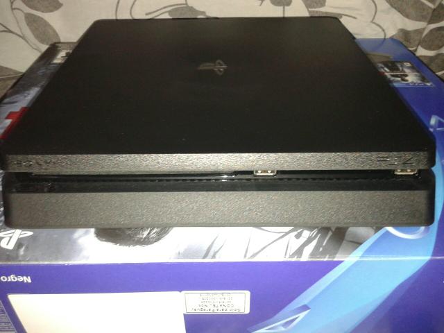 PS4 Slim novo + jogo Uncharted4