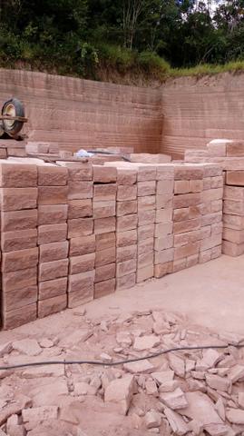 Pedras de alicerce lajes e tijoletas