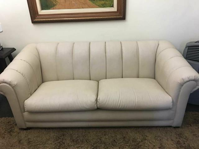 Sofá em courino bege