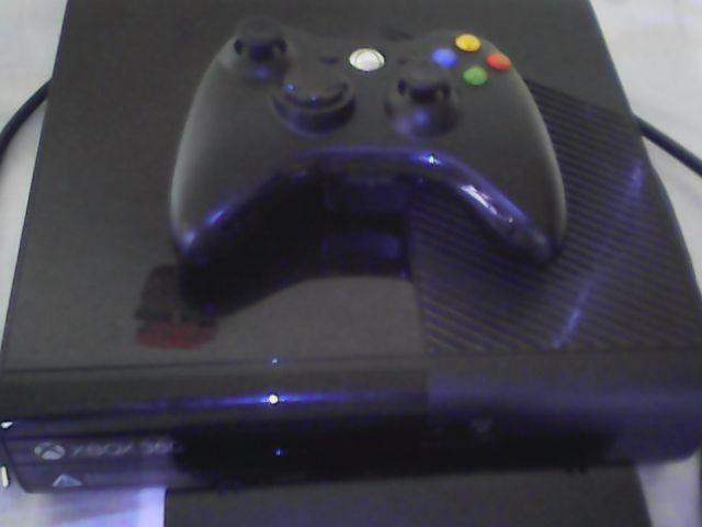 Xbox 360 super slim bloqueado com 1 controle sem fio e 2