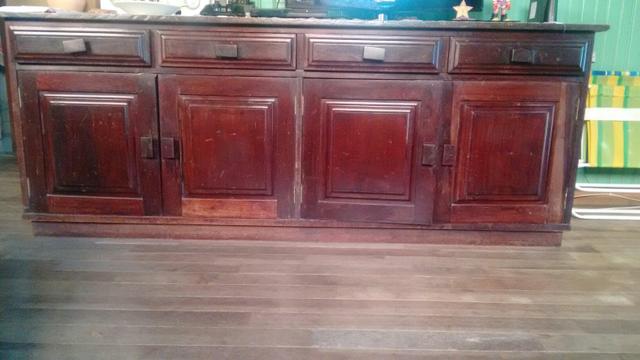 Balcão antigo e mesa com 6 cadeiras