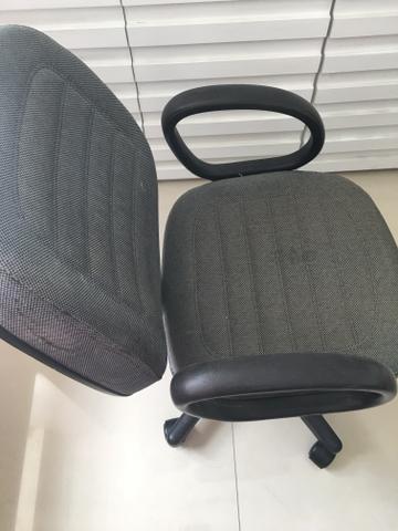 Cadeira giratória preta