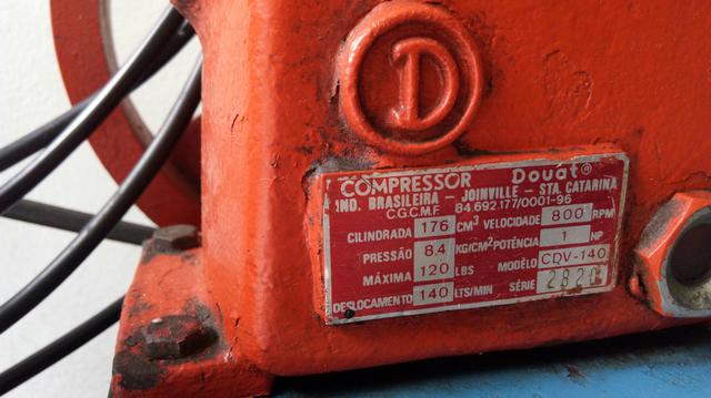 Compressor de ar em ótimo estado. Acompanha 15m de