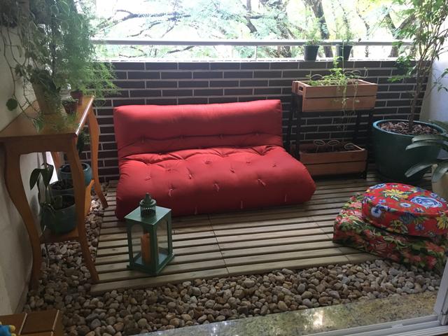 Deck de madeira e pedras