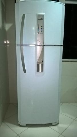 Geladeira Continental Frost Free com dispenser de água 445