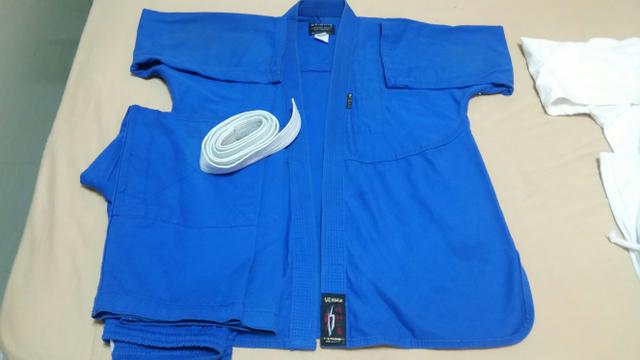 Kimono de Judô azul e Kimono de Karatê branco