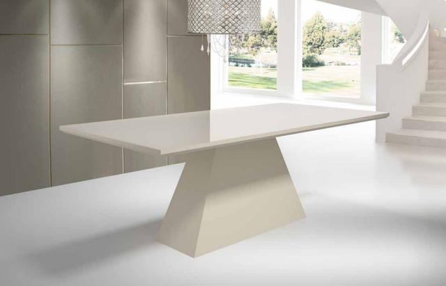 Linda mesa de jantar nova - na caixa