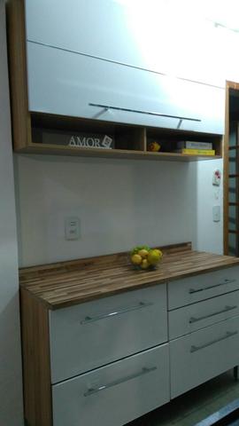 Lindo conjunto de armários de cozinha de madeira