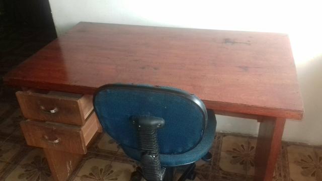 Mesa com cadeira giratória para escritório