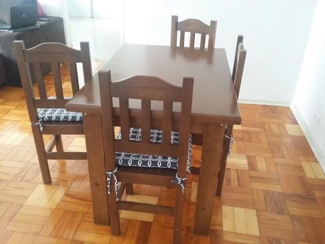 Mesa de madeira com cadeiras